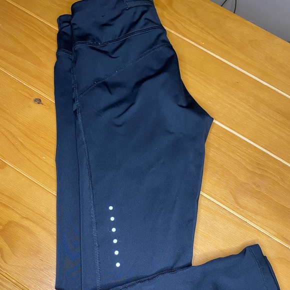 LIKE NEW NIKE MID RISE CROP LEGGINGS - Picture 1 of 4